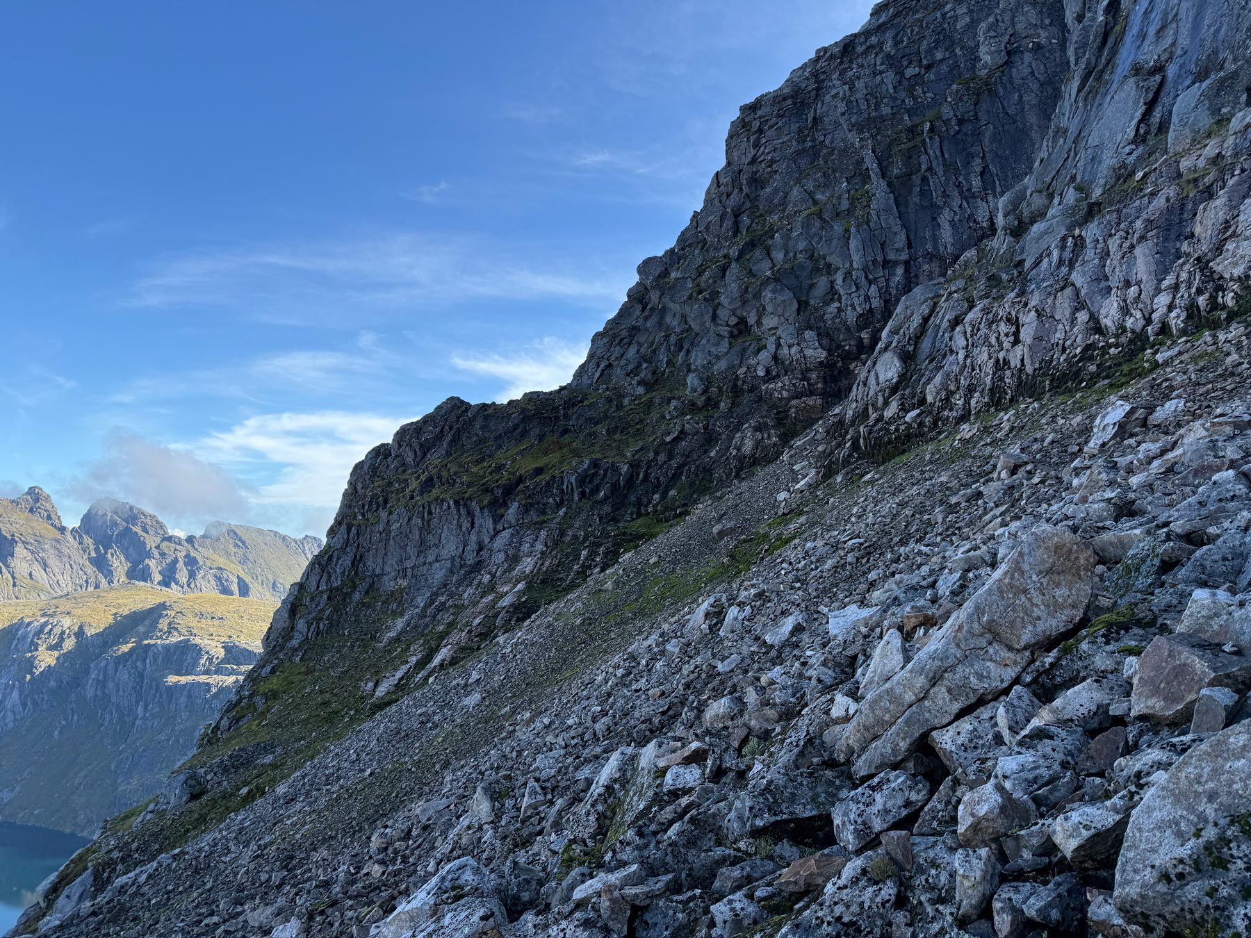 Boulder field and roping down on the back of Støvla