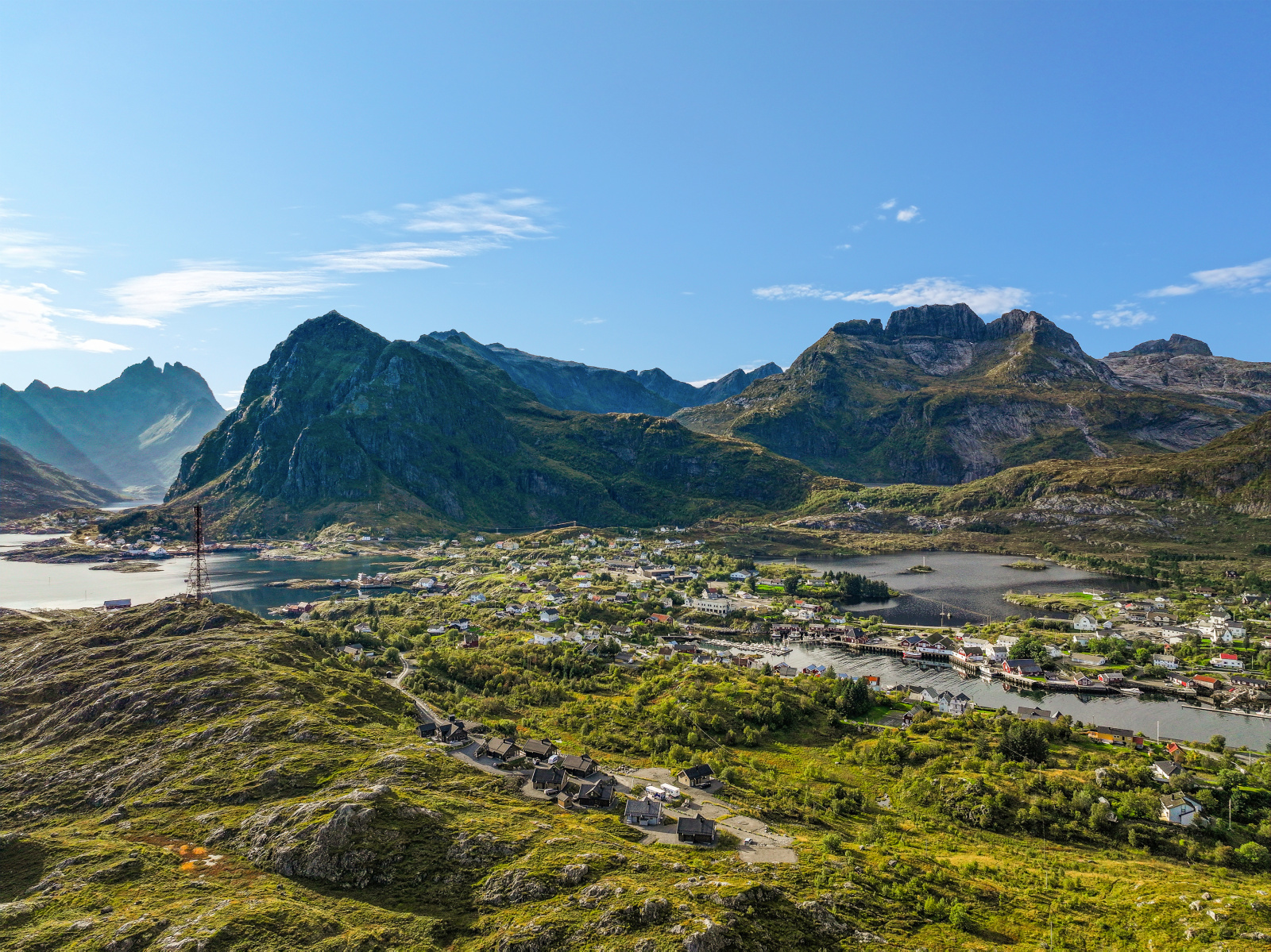 Dronefoto over Sørvågen med fjell og fjord