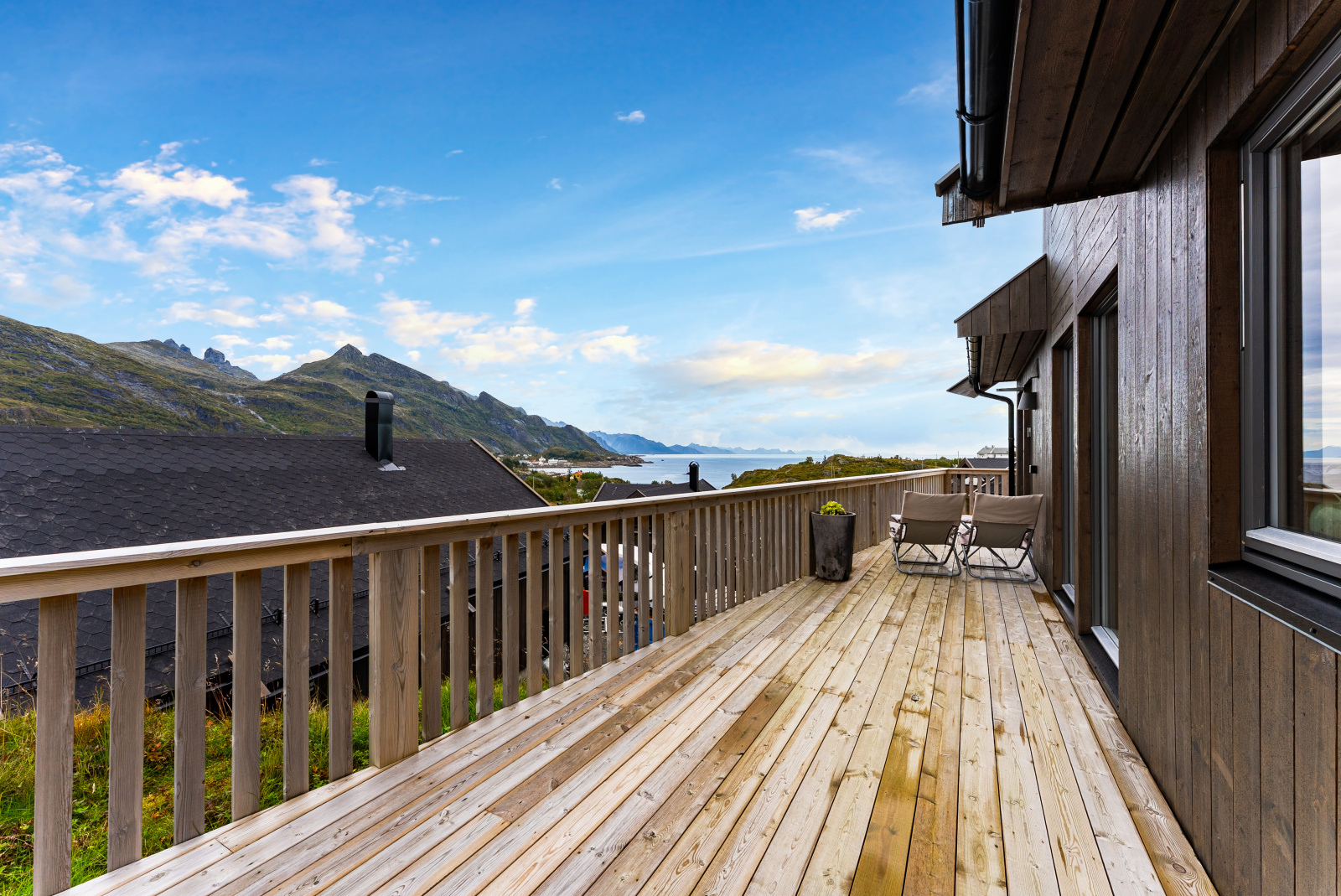 Terrasse med sittegruppe og utsikt mot havet