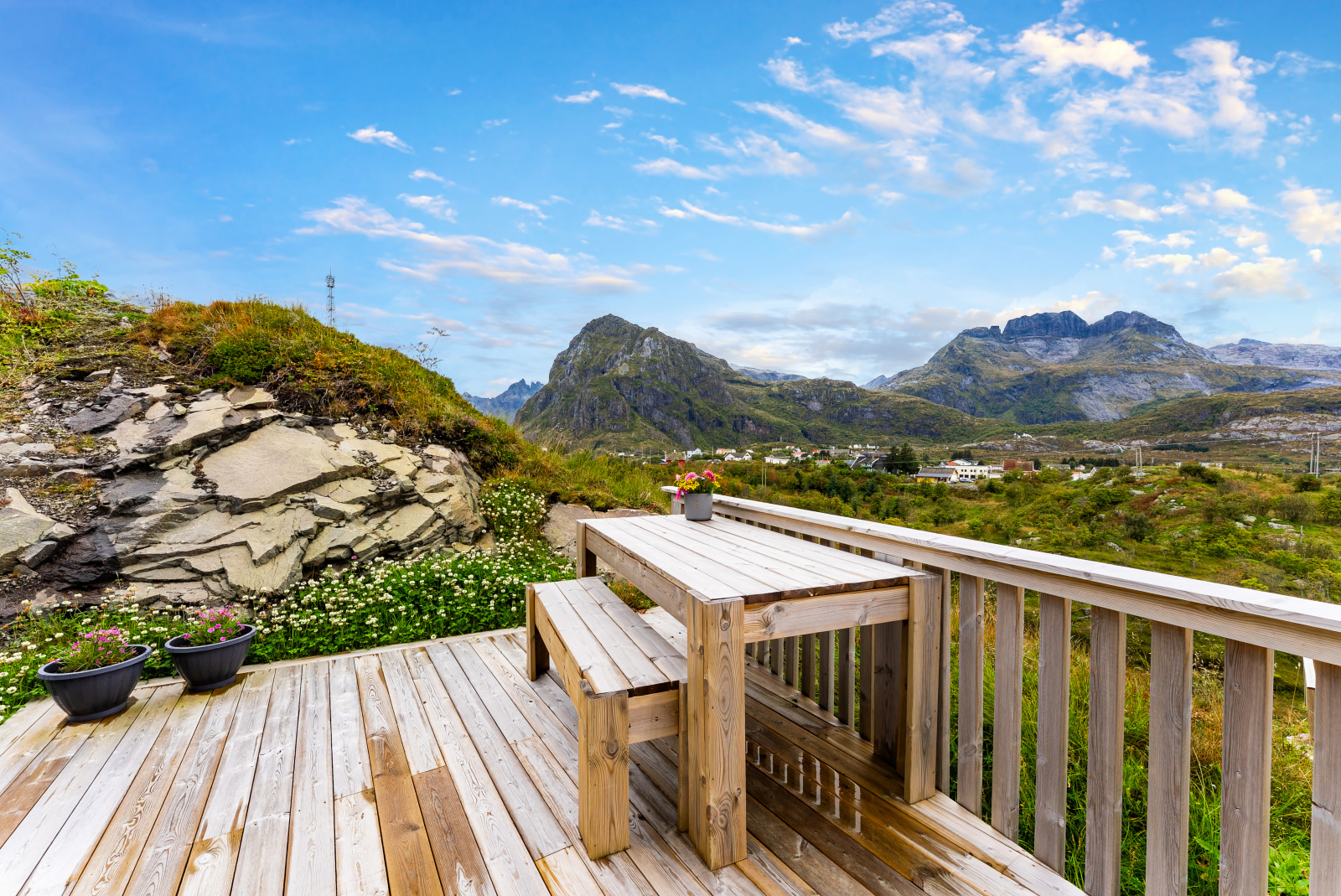 Spisebord på terrassen med utsikt mot fjellene