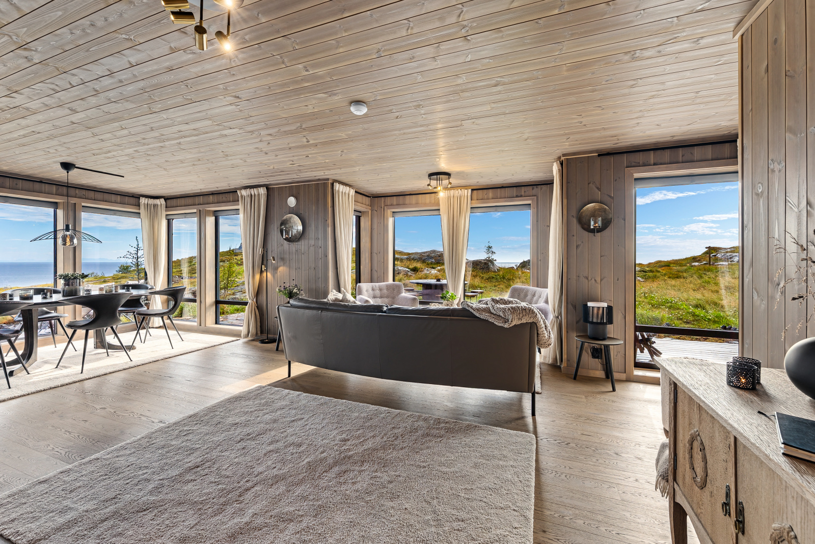 Nature & Sea — lyst interiør med havutsikt