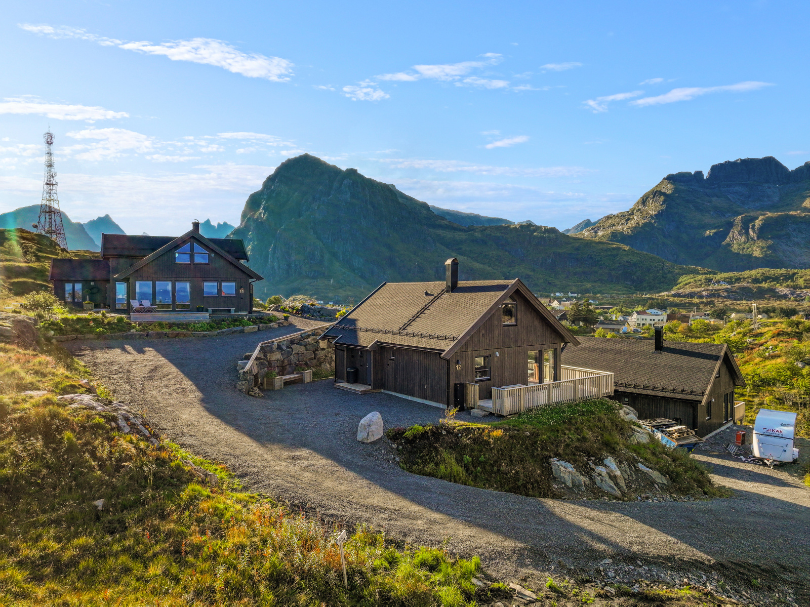 Dronefoto av hytta med utsikt mot fjellene