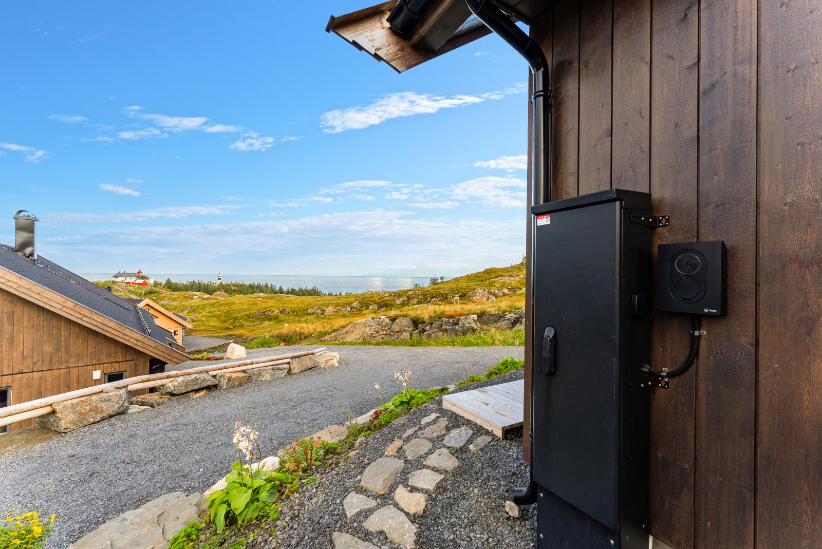 Utsikt mot havet med ladestasjon for elbil