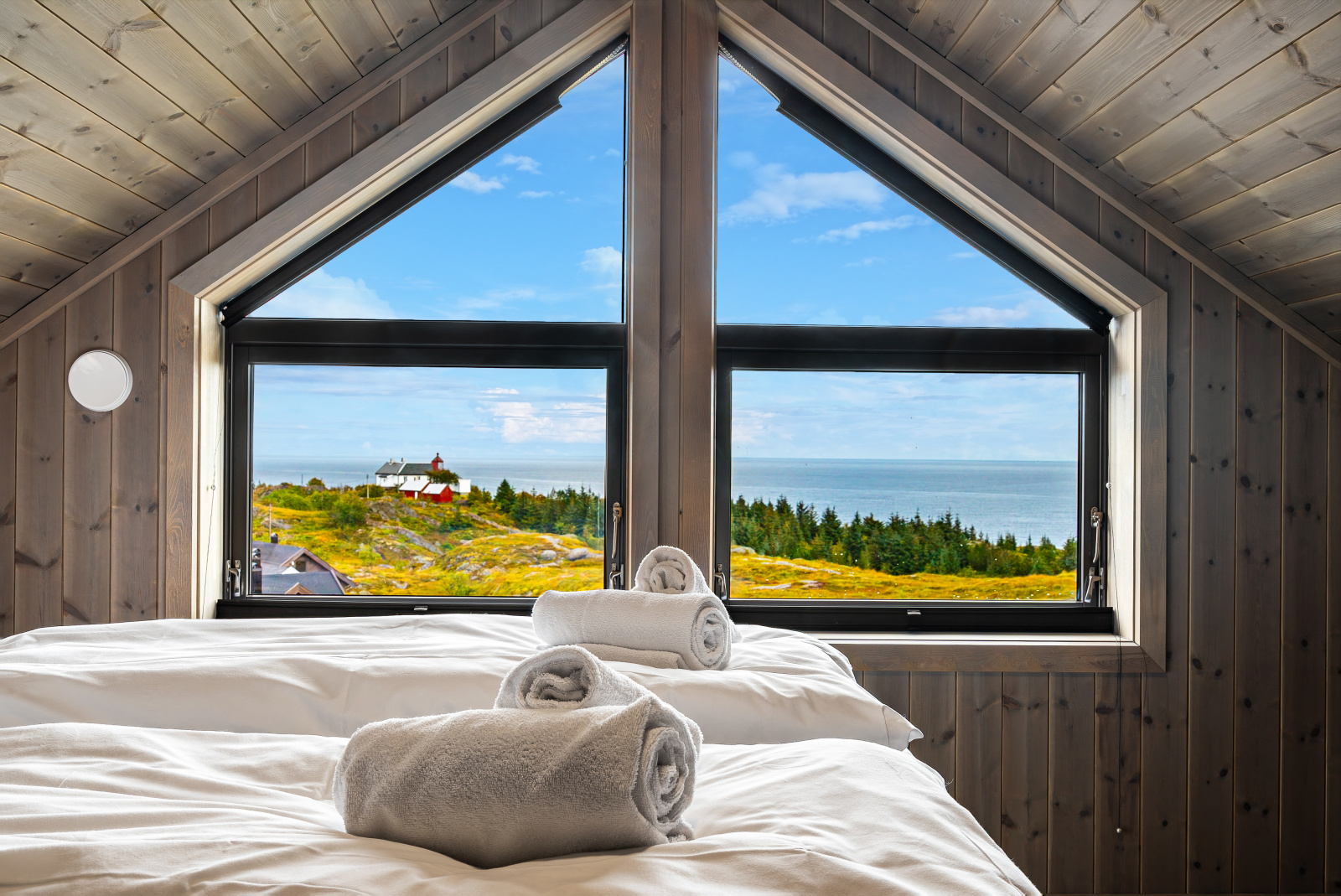 Utsikt til fyret og havet fra hovedsoverommet
