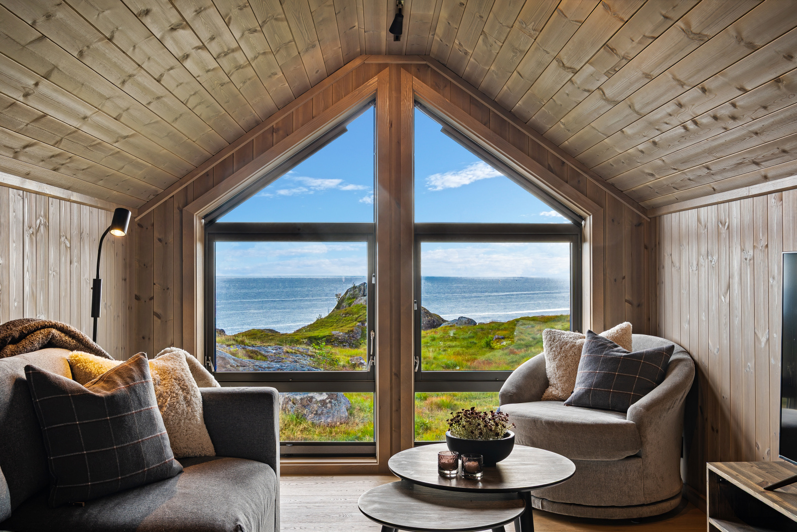 Sittegruppe i loftstua med utsikt mot havet