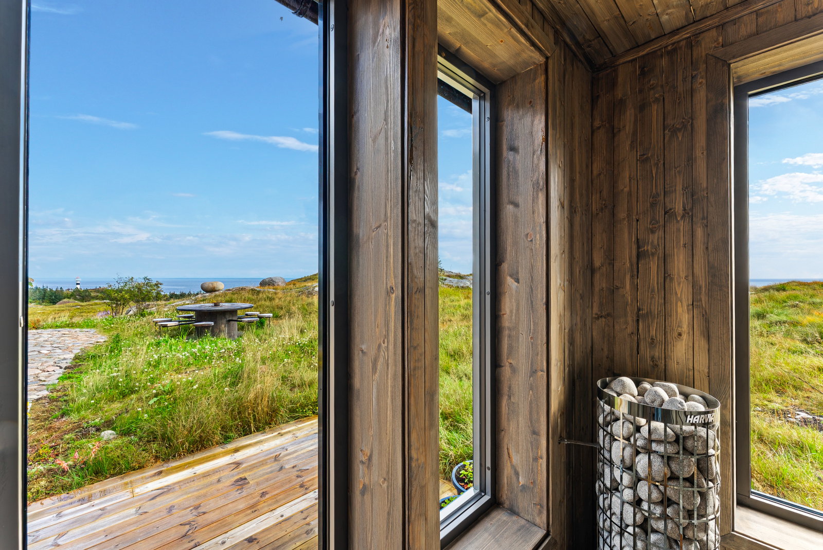 Badstue med utsikt til sittegruppen og havet
