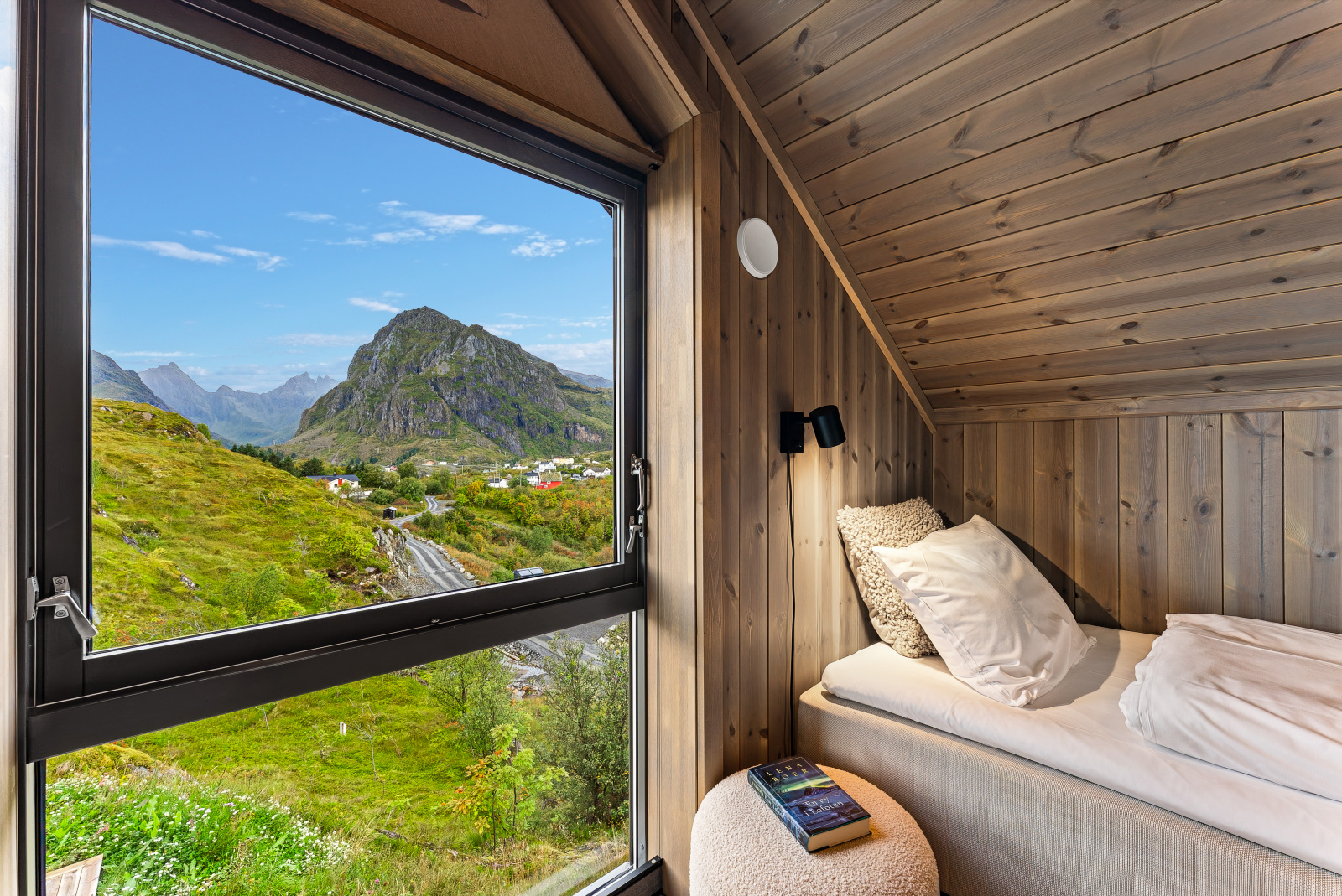 Soverom i 2. etasje med utsikt mot fjellene