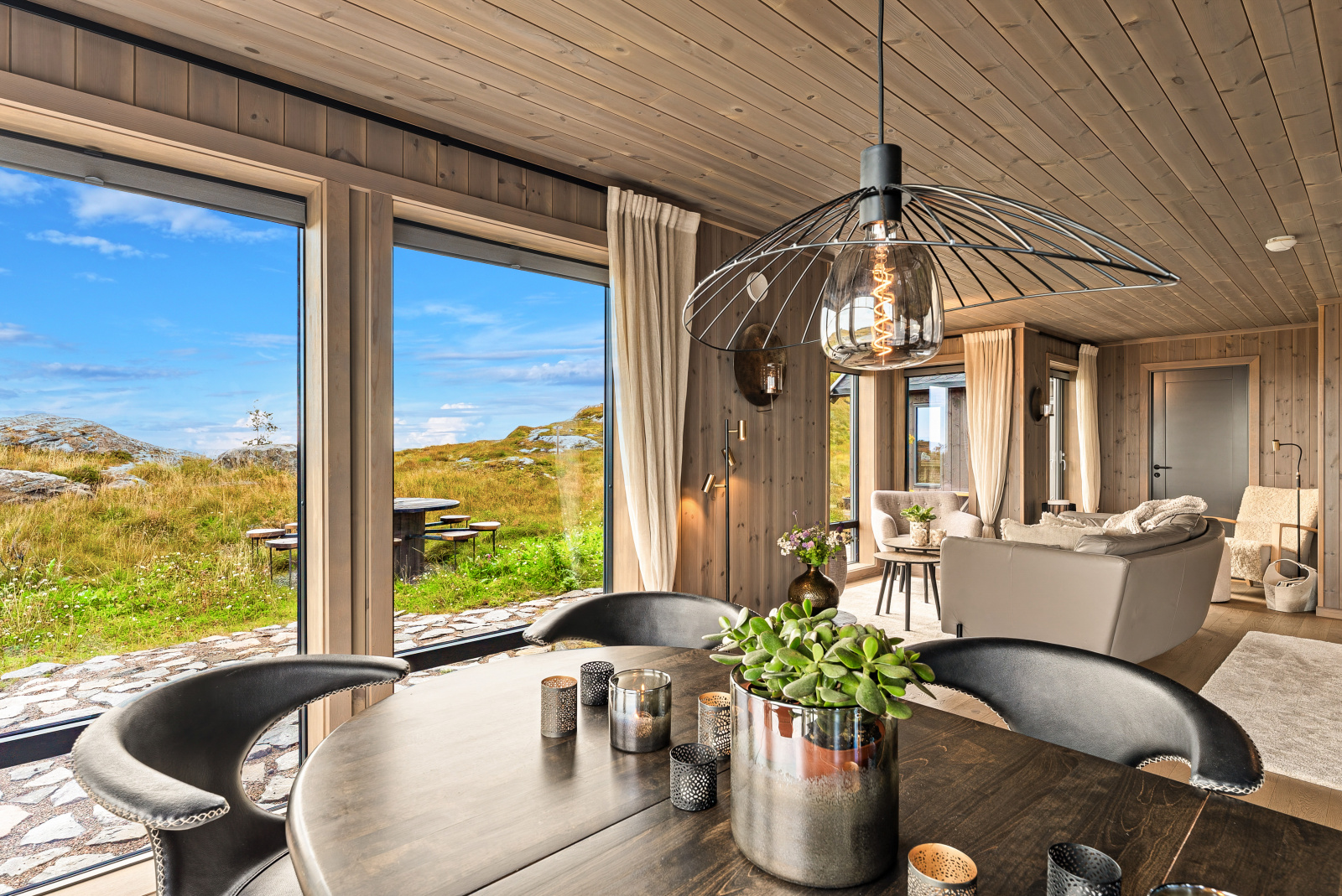 Spisebord med stuen og utsikten i bakgrunnen