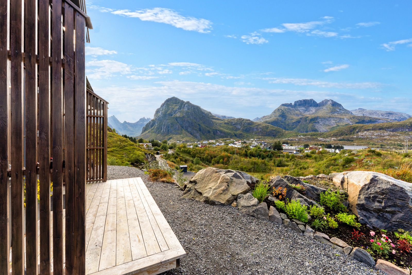 Terrasse med utsikt over fjell og bygda