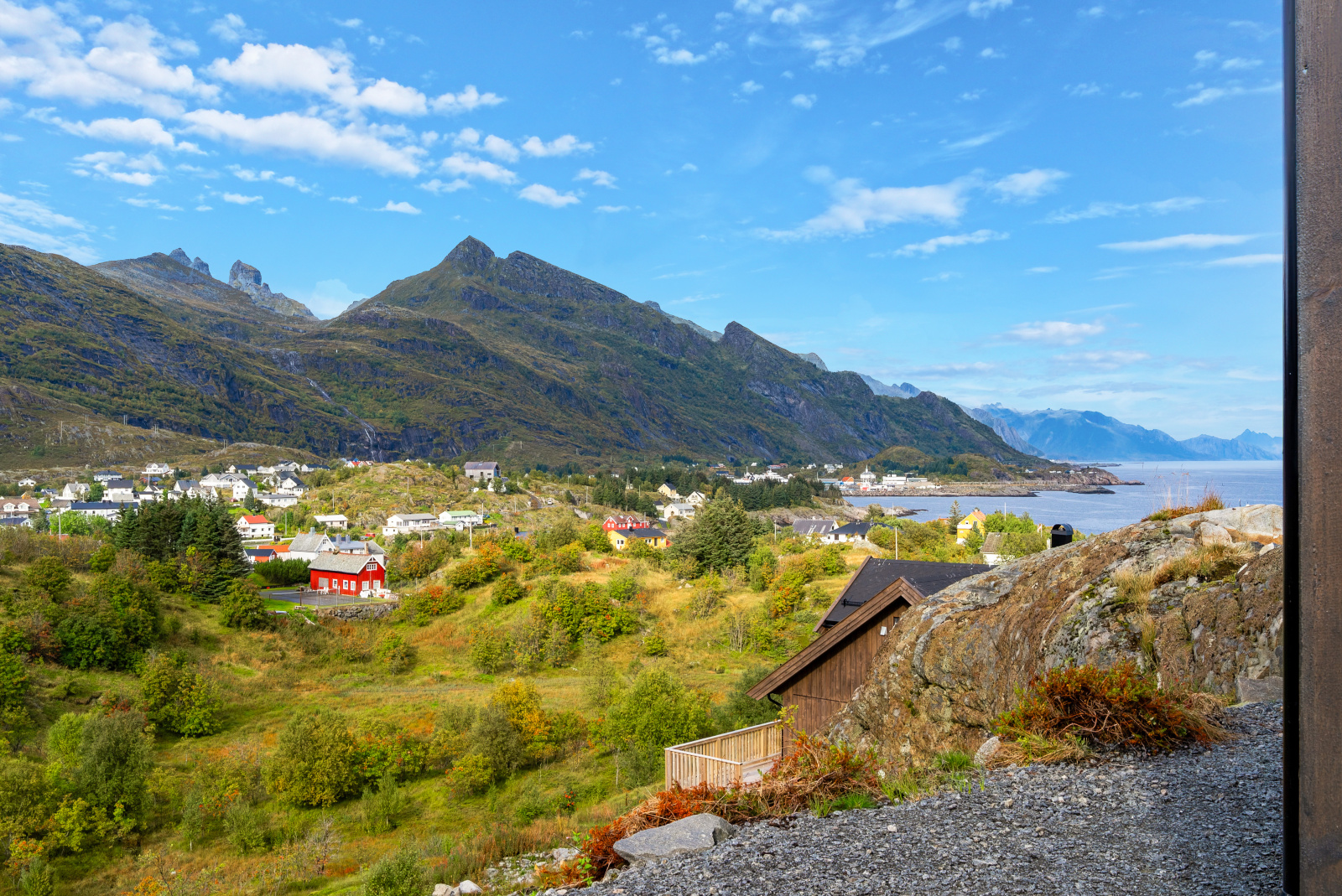 Panoramautsikt over bygda og fjorden fra hytta